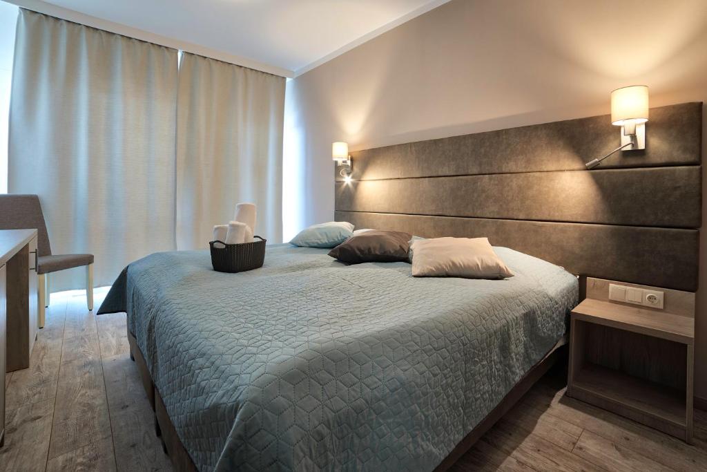 陶陶的住宿－Sirály Panzió Tópart，一间卧室配有一张大床和大床头板