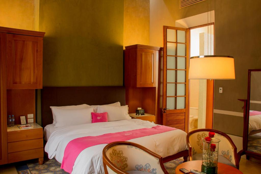 Postel nebo postele na pokoji v ubytování Rosas & Xocolate Boutique Hotel and Spa Merida, a Member of Design Hotels