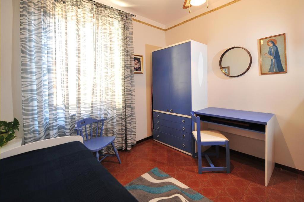 a bedroom with a blue desk and a mirror at Casabb in Toscolano Maderno