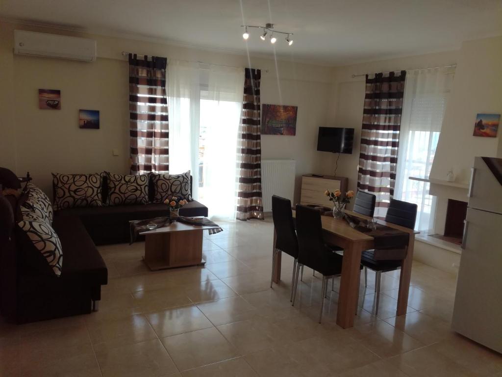 ein Wohnzimmer mit einem Sofa und einem Tisch in der Unterkunft Jordan's 3rd Appartment at Nea Michaniona in Néa Michanióna