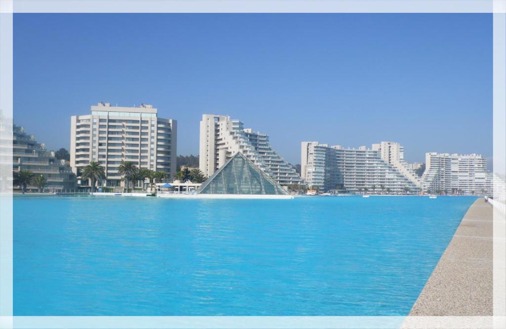 A piscina localizada em San Alfonso del Mar Algarrobo ou nos arredores