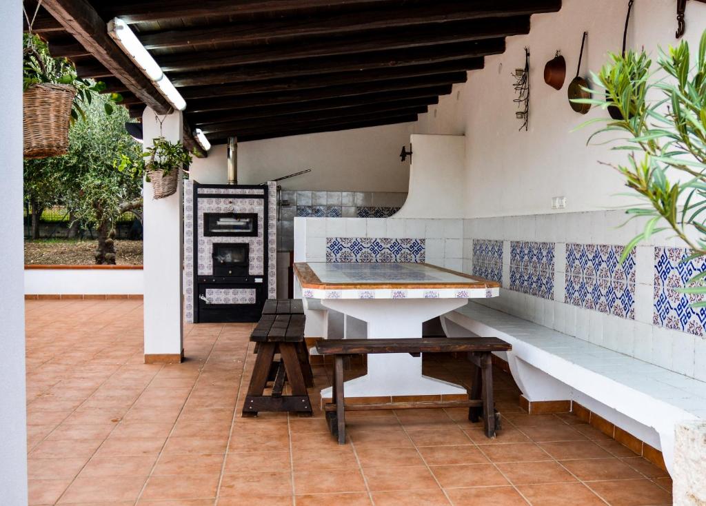 una cucina con tavolo da ping pong su un patio di Casa Pomelia a Castellammare del Golfo