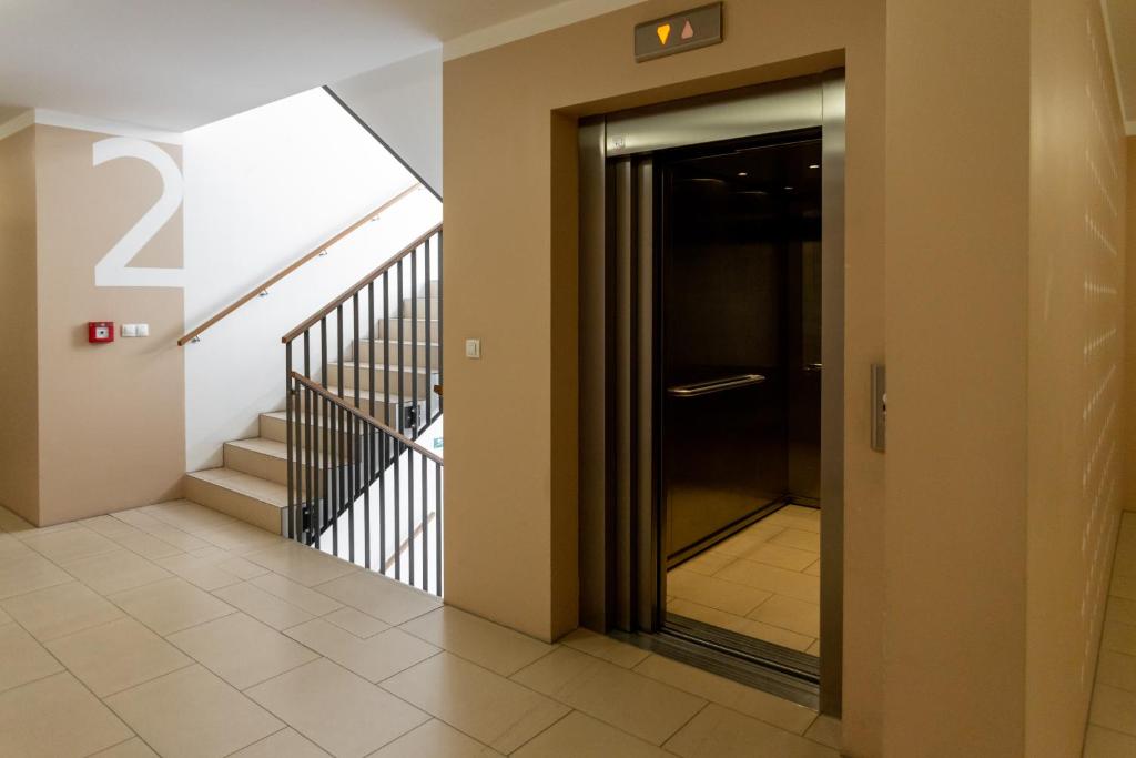 otwarte drzwi do korytarza ze schodami w obiekcie Prague Days - Family 2BDR apt - Garage Parking - Balcony w Pradze