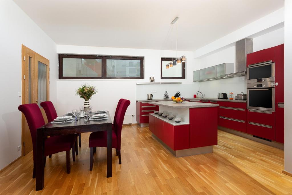 Kuchnia lub aneks kuchenny w obiekcie Prague Days - Family 2BDR apt - Garage Parking - Balcony