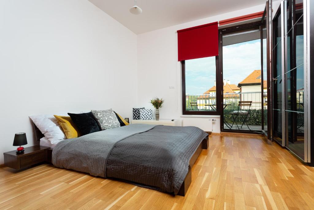sypialnia z łóżkiem i dużym oknem w obiekcie Prague Days - Family 2BDR apt - Garage Parking - Balcony w Pradze