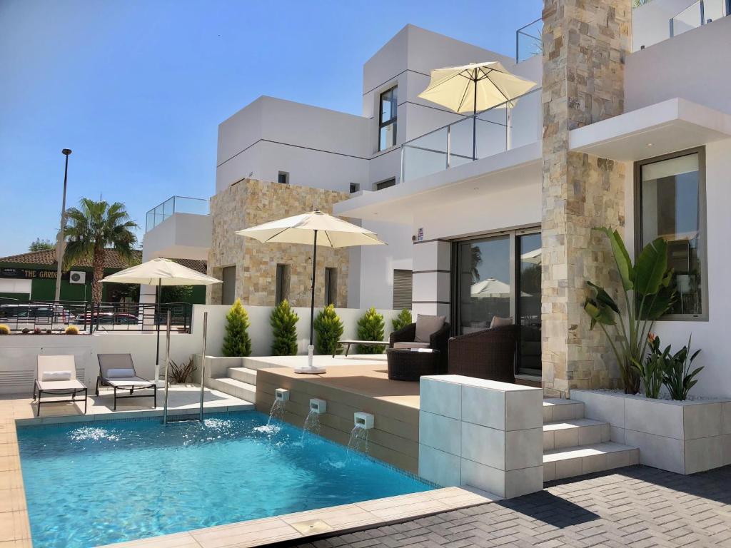 een villa met een zwembad voor een huis bij Luxury Villa4you in Los Alcázares