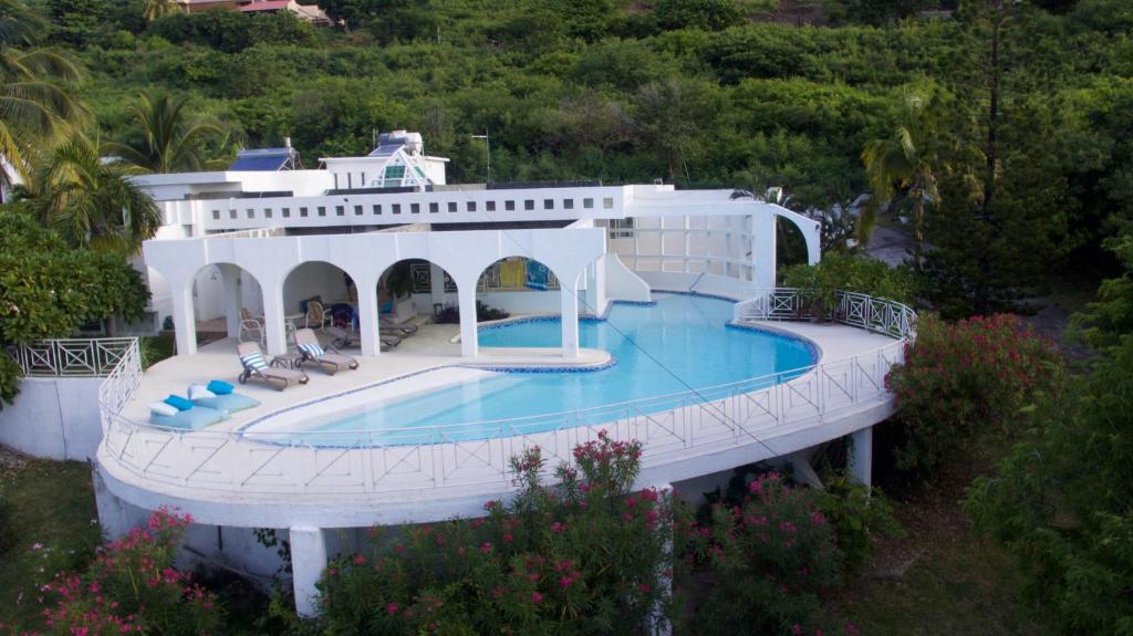 uma vista aérea de uma casa com piscina em Villa Talassa em Le Morne