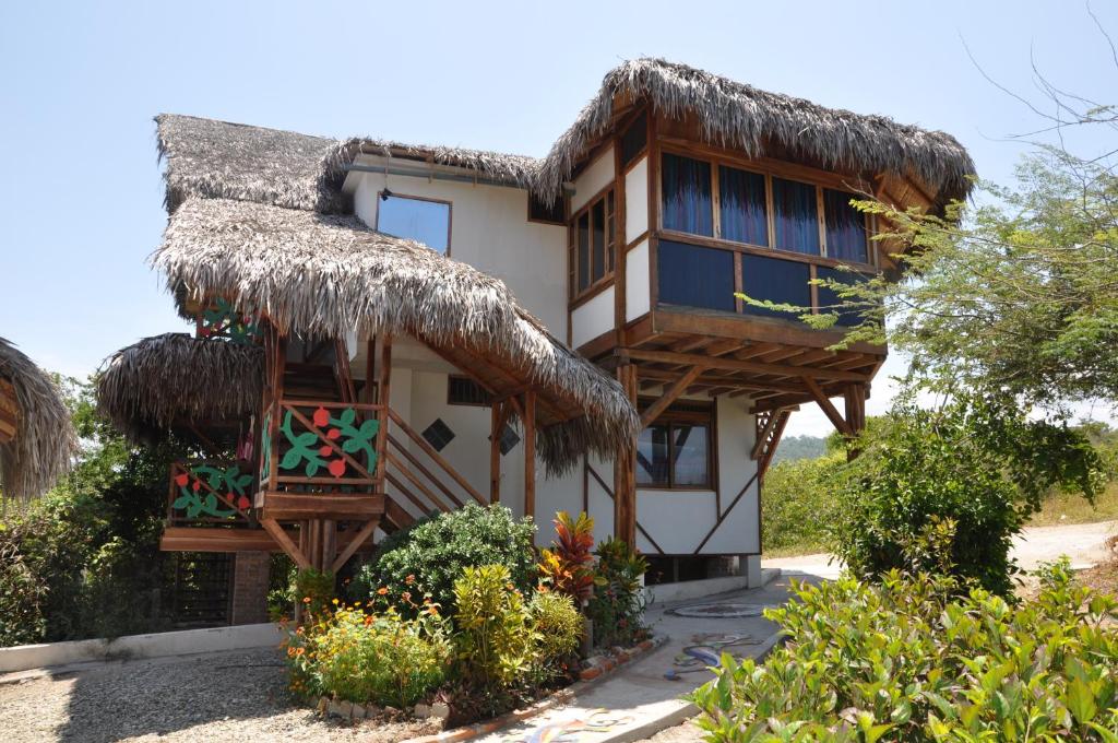 una casa con techo de paja en Azuluna Ecolodge, en Puerto López