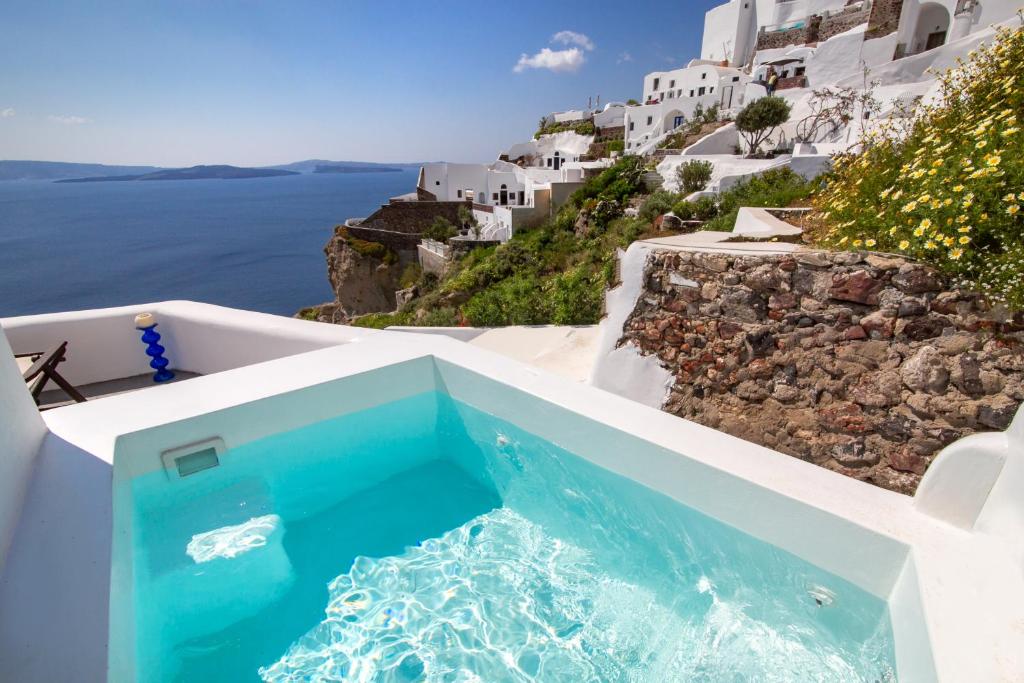 Bazén v ubytování Ifestio Villas Oia nebo v jeho okolí