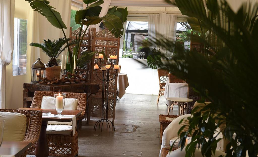 a room with chairs and a table with candles at Hotel Metropole Venezia in Venice