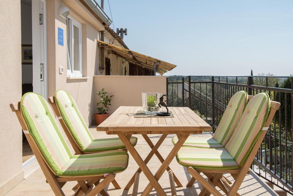 Balkón alebo terasa v ubytovaní Apartment Bruneta 1 with Sea View
