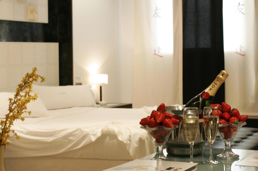 Una cama o camas en una habitación de Zouk Hotel