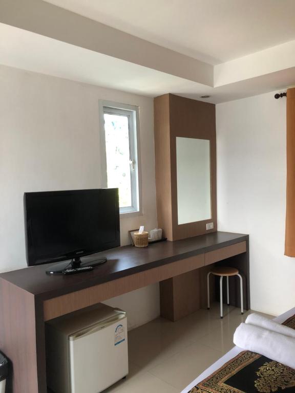 TV a/nebo společenská místnost v ubytování MM Hill Koh Samui Hotel - SHA Certified