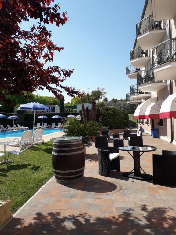 Bazén v ubytování Hotel Fornaci nebo v jeho okolí