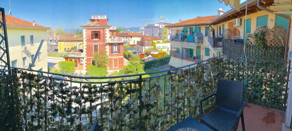 een balkon met 2 stoelen en uitzicht op de stad bij APPARTAMENTO PESCHIERA - zona Ospedale Pederzoli in Peschiera del Garda