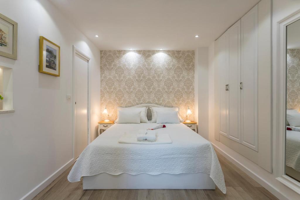 Posteľ alebo postele v izbe v ubytovaní Split Center Apartments
