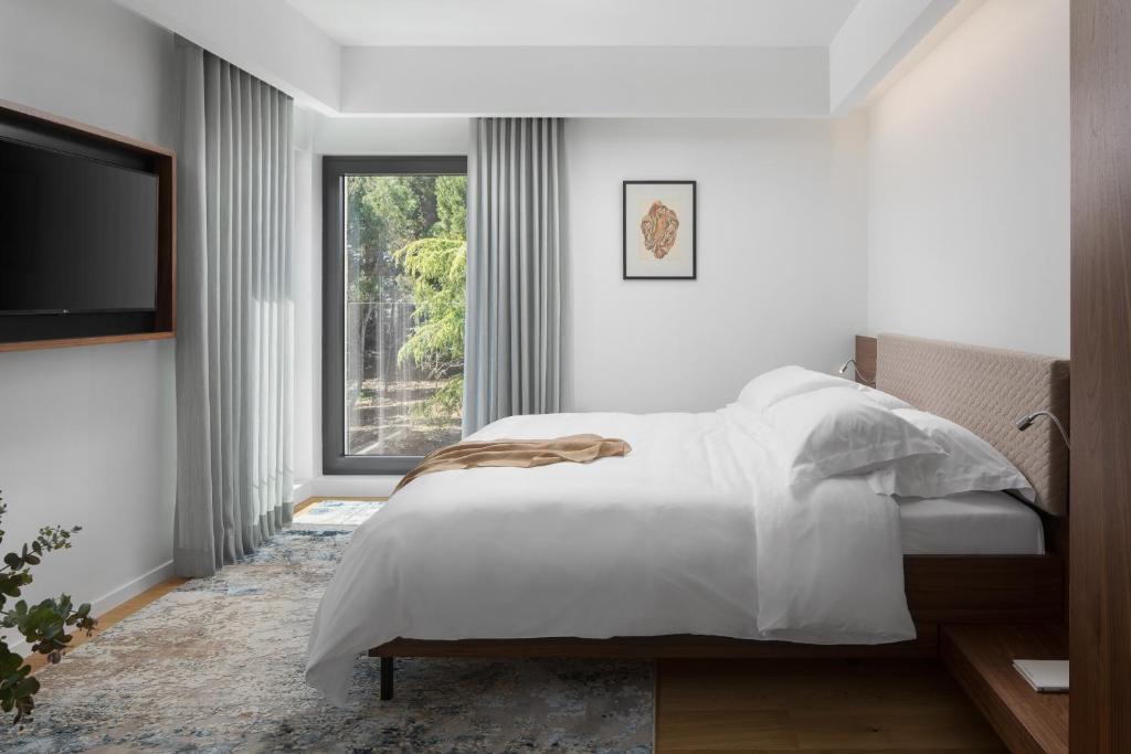 1 dormitorio con cama y ventana grande en Hotel Milan en Pula