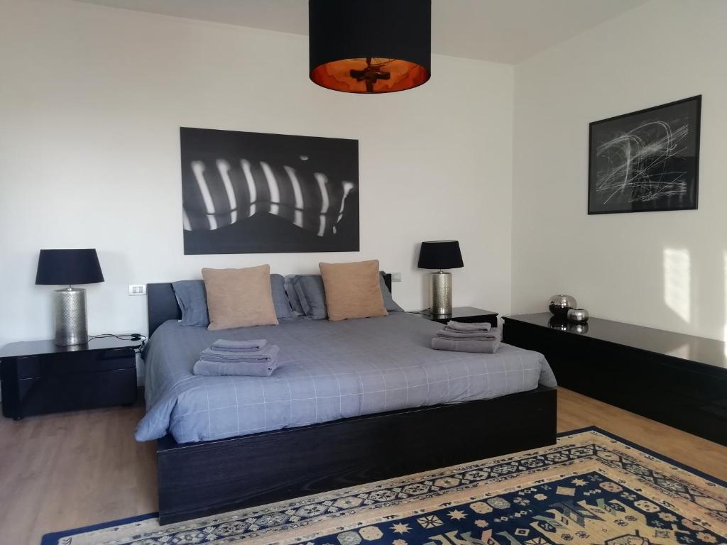 sypialnia z łóżkiem z 2 lampami i dywanem w obiekcie Cà Mocenigo Terrace w Wenecji