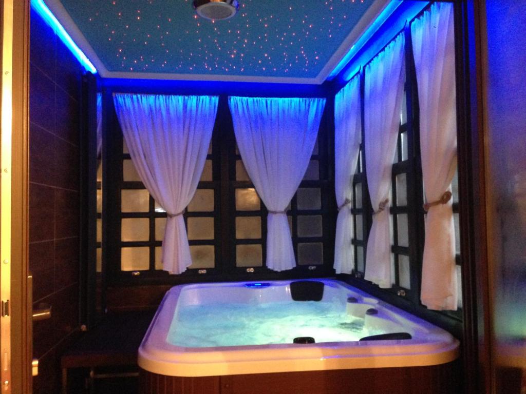 uma banheira num quarto com luzes azuis em Central Quality Apartment Spa Salamanca em Salamanca