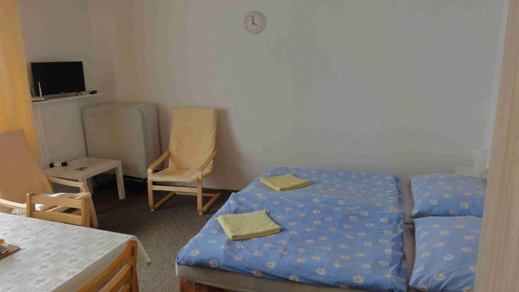 Postel nebo postele na pokoji v ubytování Penzion U Hradeb
