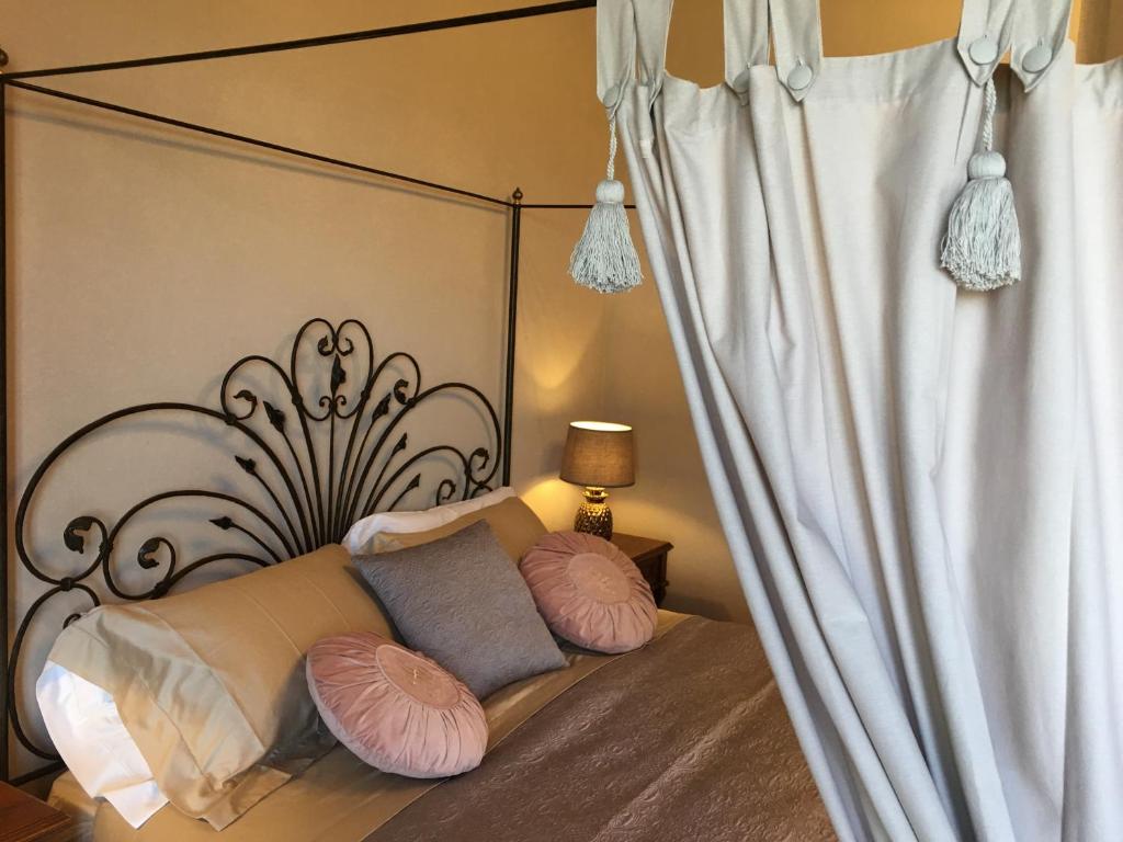 Säng eller sängar i ett rum på Cordella In Valdorcia Truffle and Olive Oil Resort