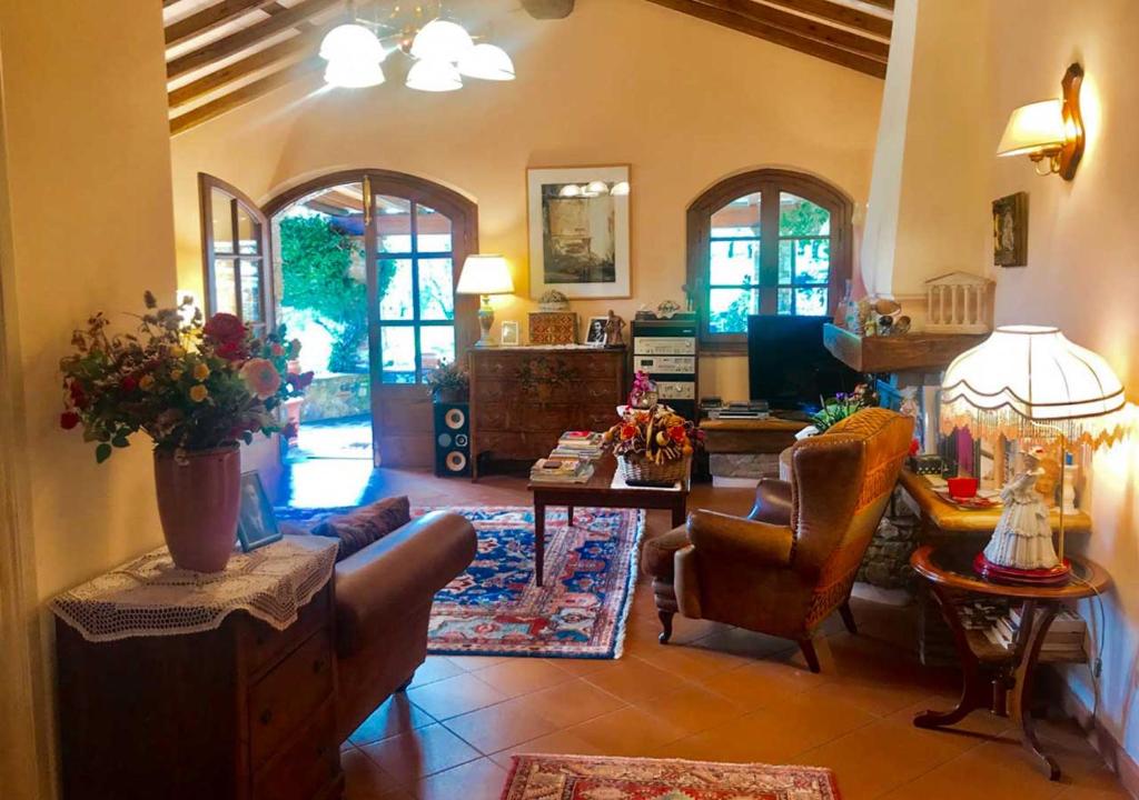 un salon avec un canapé et une table dans l'établissement Villa Armonia, à Borgo a Mozzano