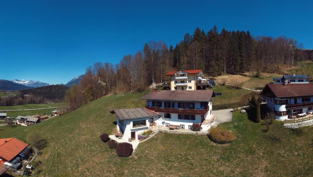 eine Luftansicht eines großen Hauses auf einem Hügel in der Unterkunft Ferienwohnung Bergidyll in Schönau am Königssee