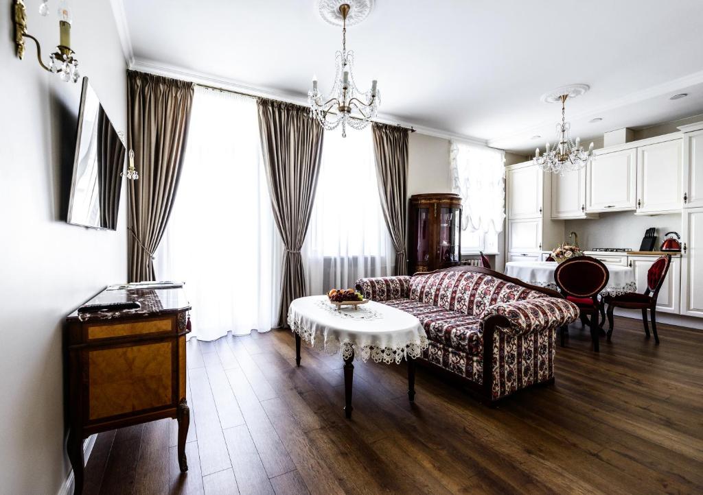 un soggiorno con un divano e un tavolo di Nostalgia Apartment a Klaipėda