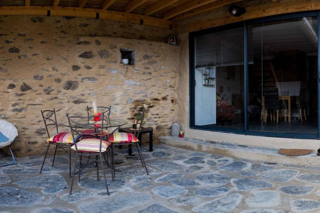Patio nebo venkovní prostory v ubytování Le nid d' évol gite avec balnéo,terrasse et vue sur la montagne