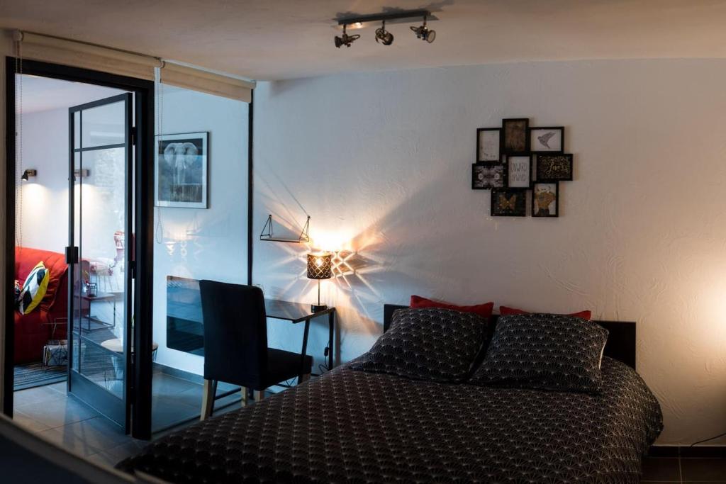 Postel nebo postele na pokoji v ubytování Le nid d' évol gite avec balnéo,terrasse et vue sur la montagne