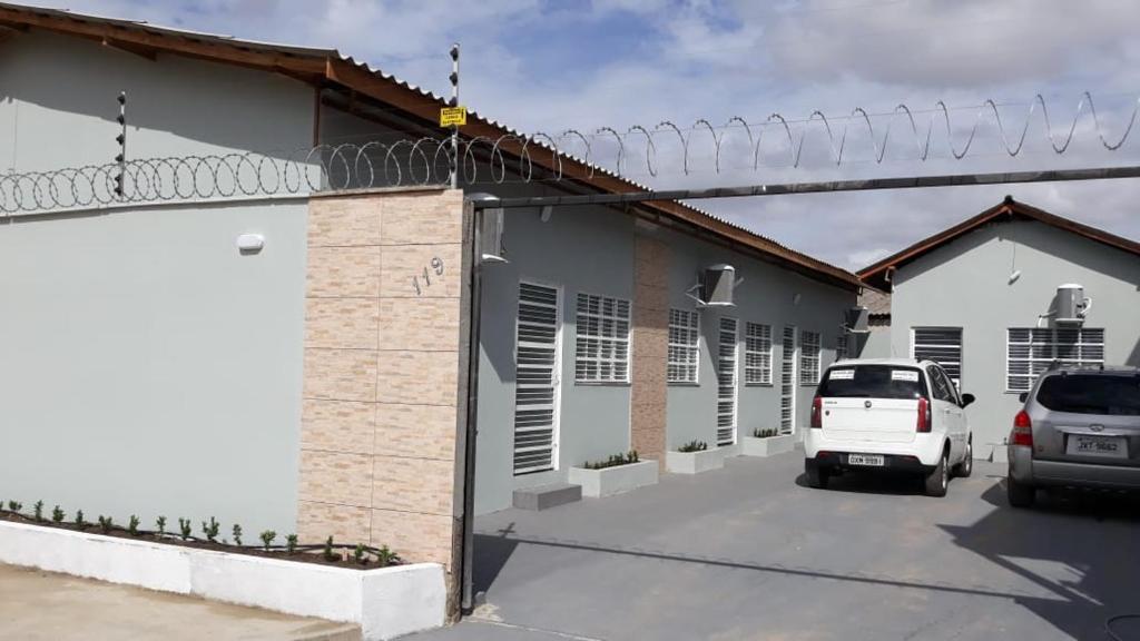 a building with a car parked in a parking lot at Boa vista, Olímpico - Apartamento mobiliado in Boa Vista