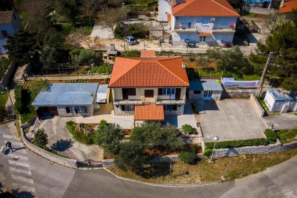 una vista sul tetto di una casa con tetto arancione di Apartment Marija a Mali Lošinj (Lussinpiccolo)