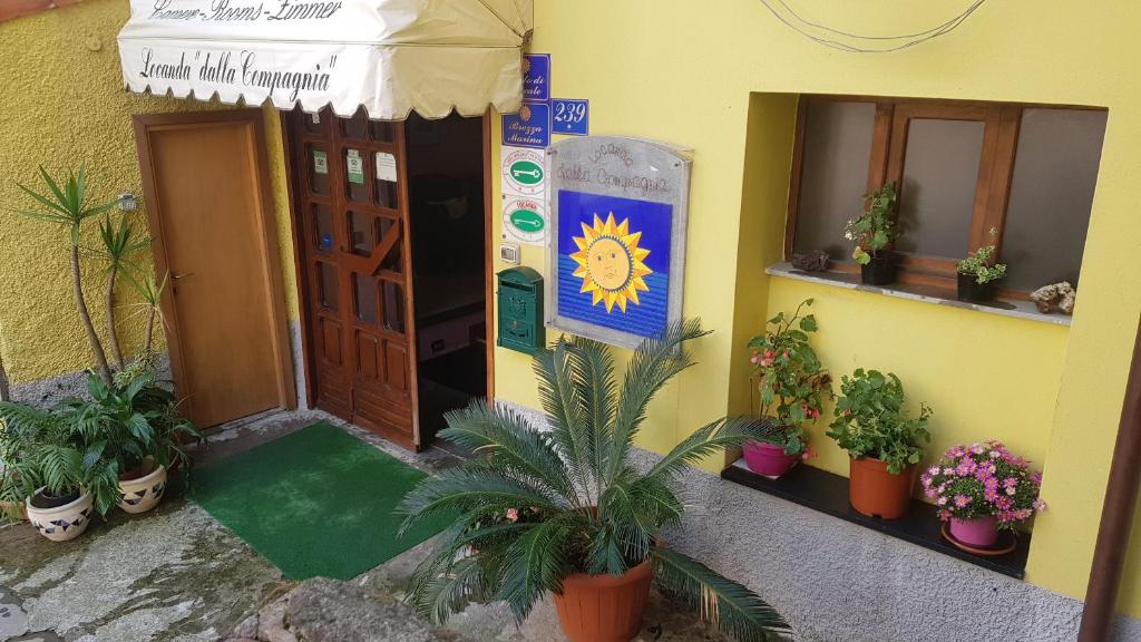 uma casa com uma porta e plantas em frente a ela em Locanda Dalla Compagnia em Riomaggiore