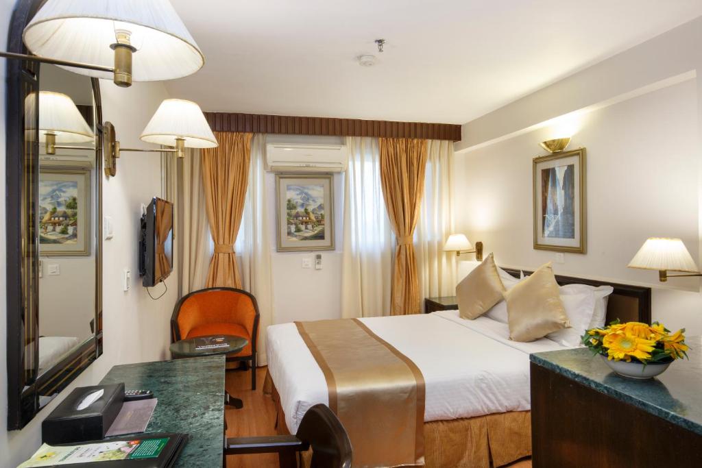 Postel nebo postele na pokoji v ubytování Hotel Shanker-Palatial Heritage Kathmandu