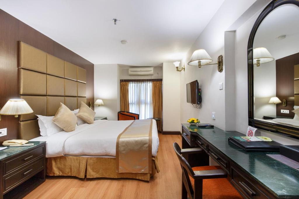 Postel nebo postele na pokoji v ubytování Hotel Shanker-Palatial Heritage Kathmandu