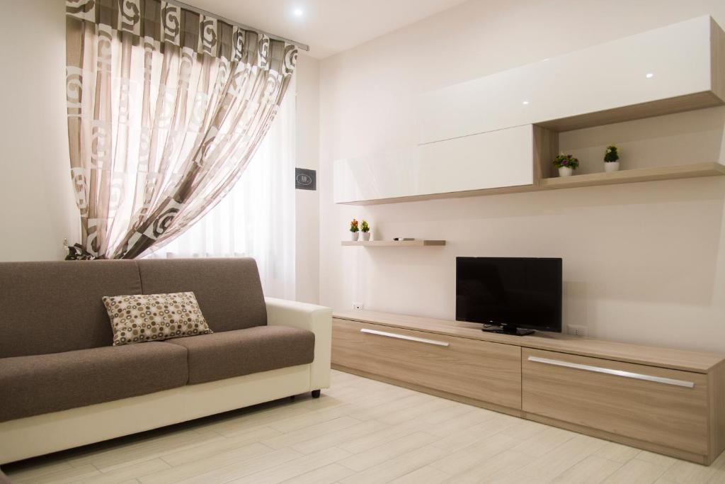sala de estar con sofá y TV en La casa di Donatella en Nápoles