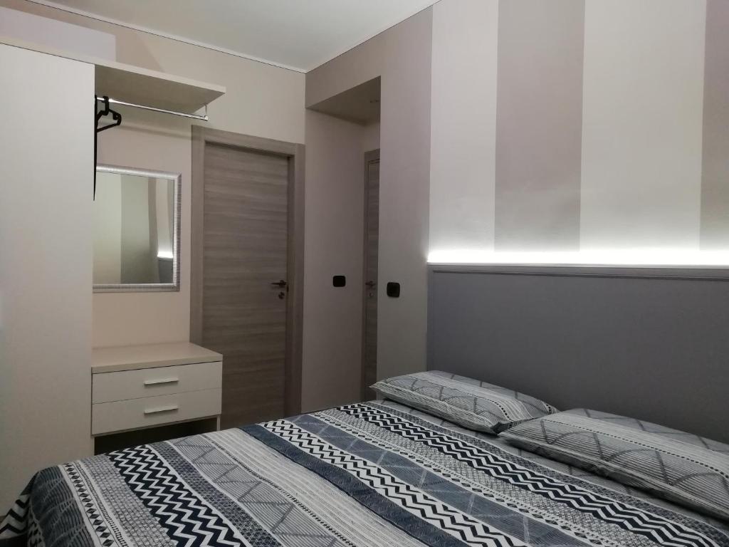 una camera con letto, cassettiera e specchio di Lagrange 23 a Cambiano
