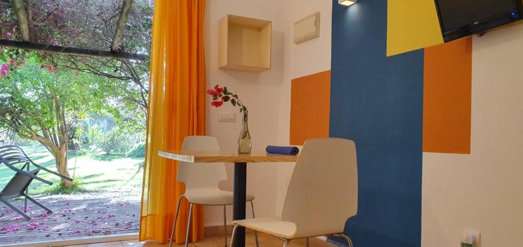 Televízia a/alebo spoločenská miestnosť v ubytovaní Bungalows Puravida