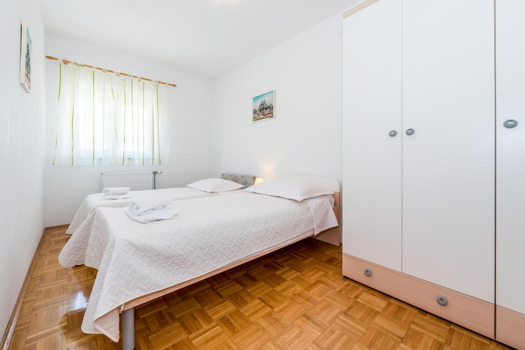 Posteľ alebo postele v izbe v ubytovaní Apartment Anamarija with sea view
