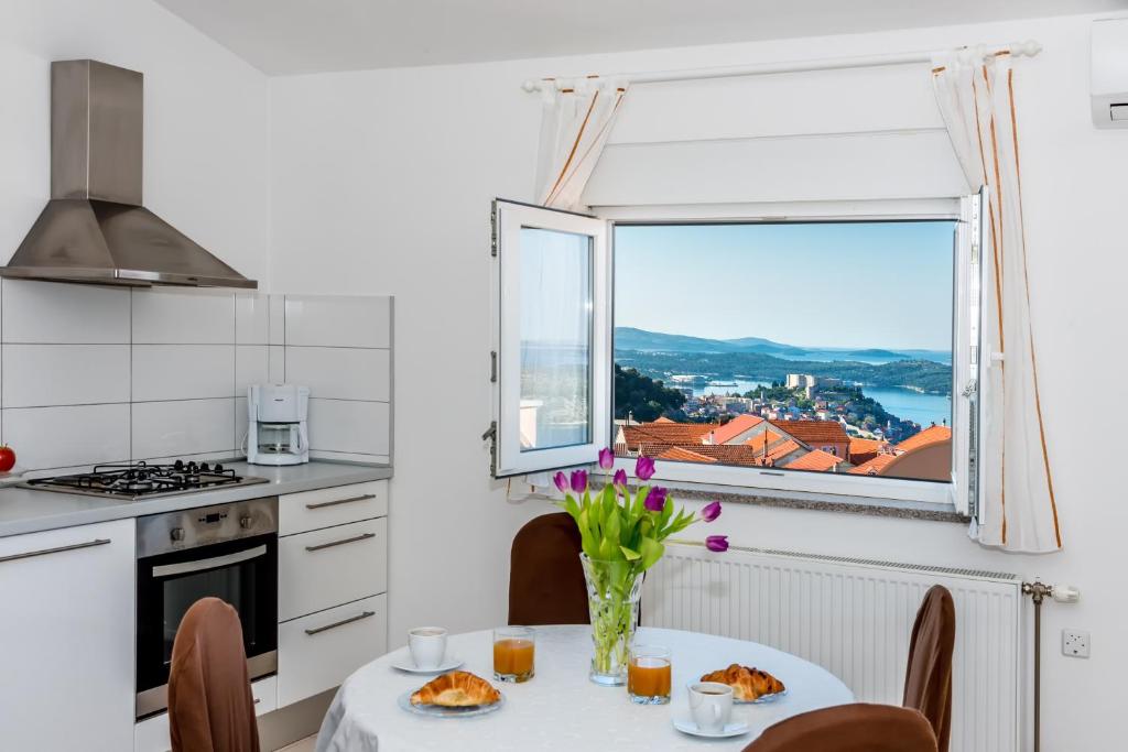 Kuchyňa alebo kuchynka v ubytovaní Apartment Anamarija with sea view