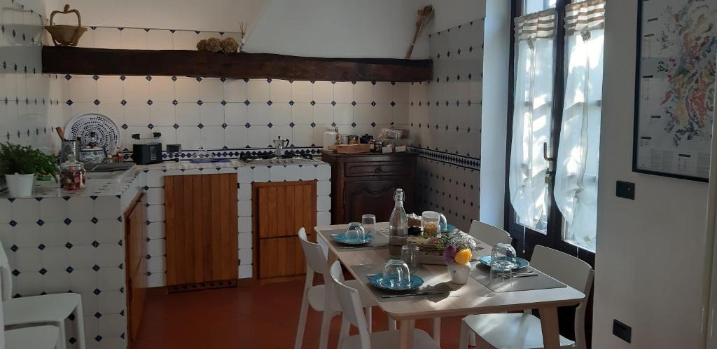 バルバレスコにあるBrisilè Casavacanzeのキッチン(テーブル、椅子付)