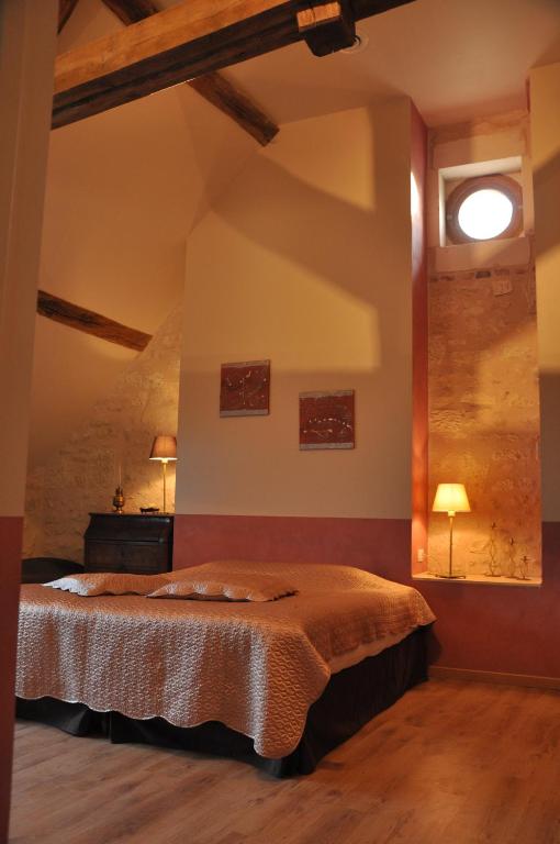 Postel nebo postele na pokoji v ubytování Les Pierres D'aurèle Chambres d'Hôtes