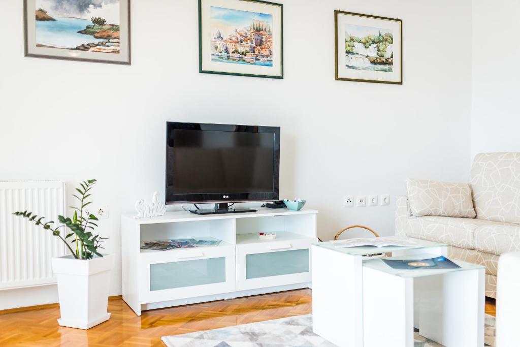 Televízia a/alebo spoločenská miestnosť v ubytovaní Apartment Anamarija with sea view