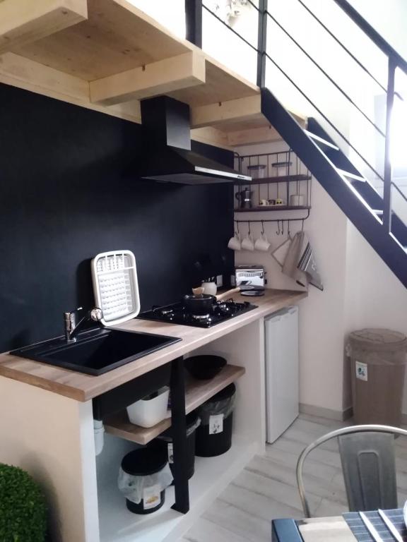 Kuchyň nebo kuchyňský kout v ubytování Amelia Apts & Rooms