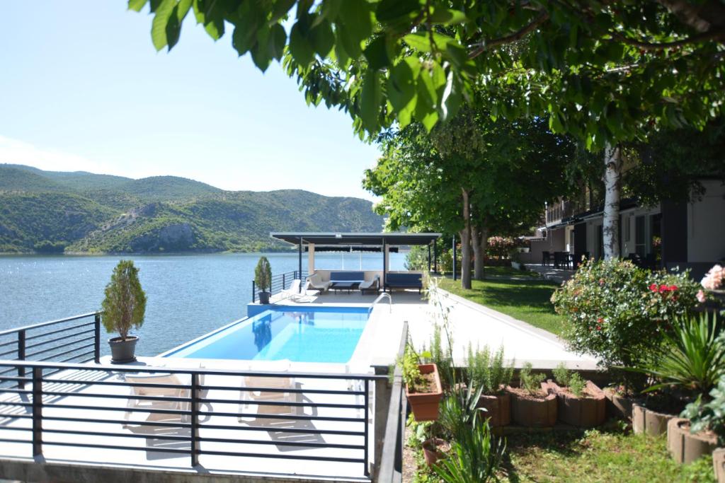 una piscina sul lato di un lago di Villa Tikvesh Lake a Kavadarci
