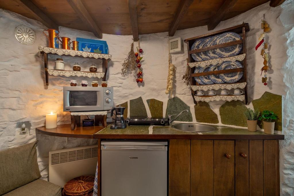 A kitchen or kitchenette at Anemomylos-Windmill