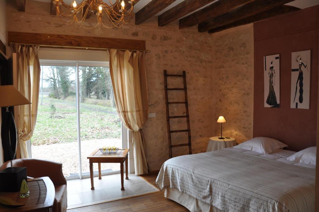 Postel nebo postele na pokoji v ubytování Les Pierres D'aurèle Chambres d'Hôtes