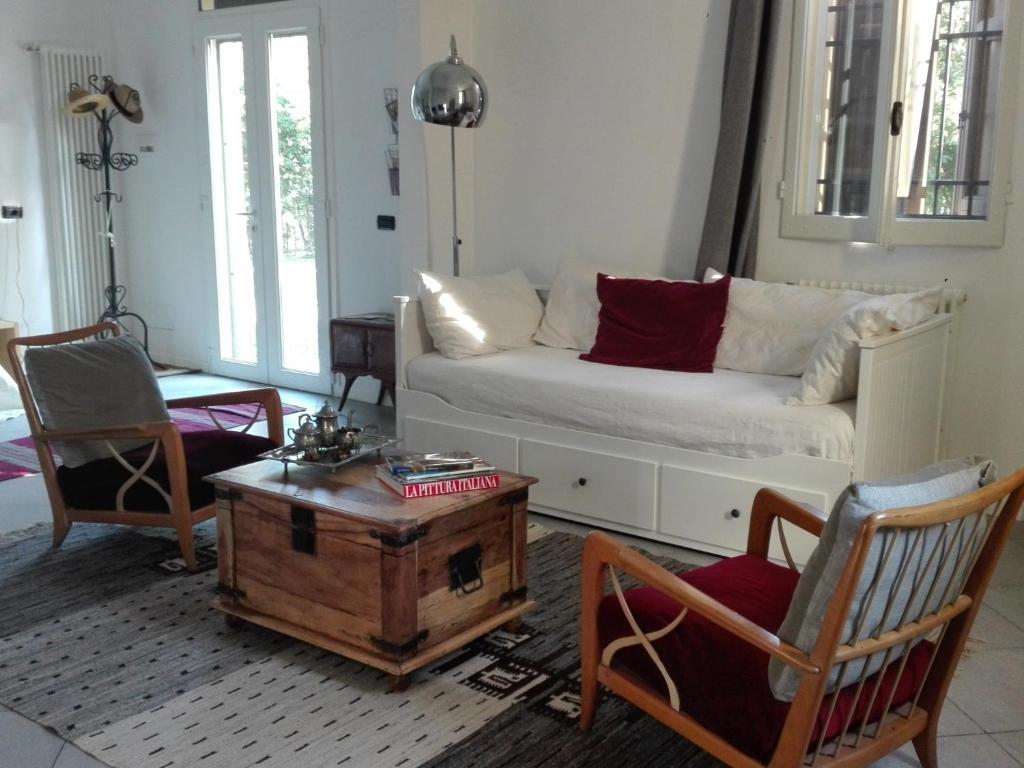 a living room with a couch and a table at B&B Marana 14 Casa di Campagna in Bologna