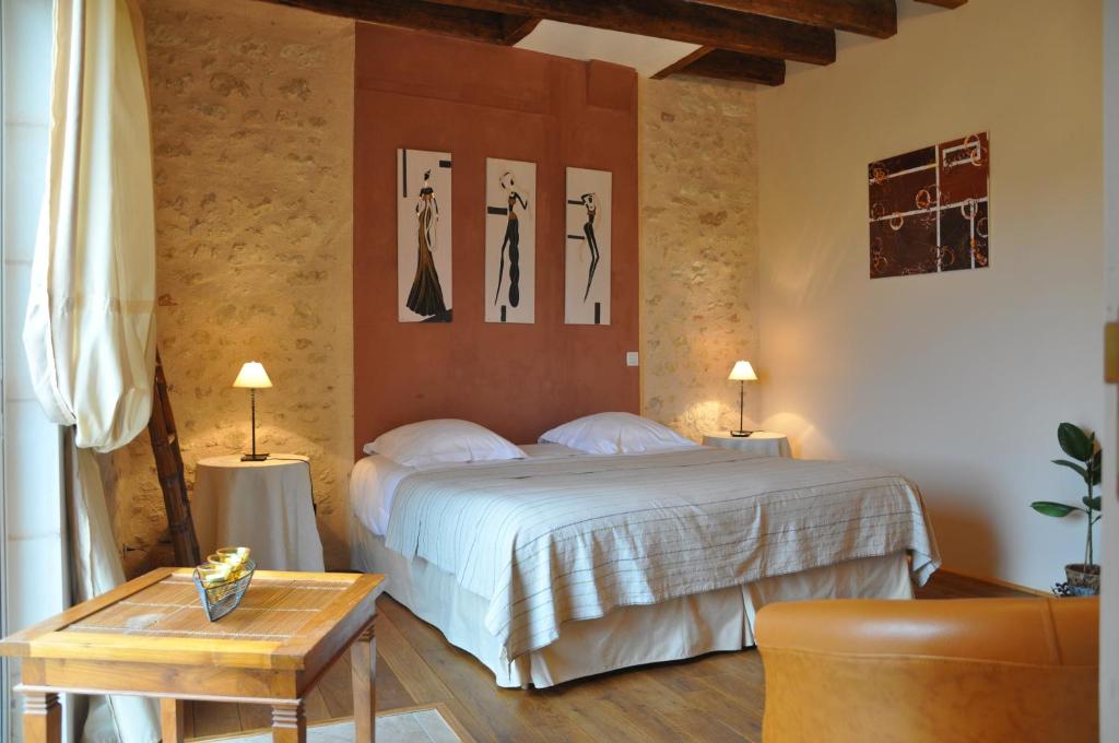 Postel nebo postele na pokoji v ubytování Les Pierres D'aurèle Chambres d'Hôtes