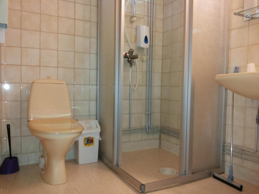 Ванная комната в Hotelli Ravintola Tiilikka